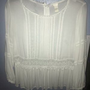 WHITE BLOUSE WITH LACY PATTERN